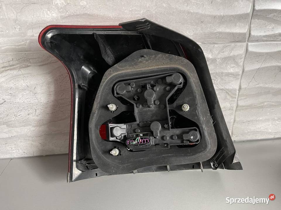 TOYOTA AVENSIS T25 PRAWA LAMPA TYŁ SEDAN Ostroróg