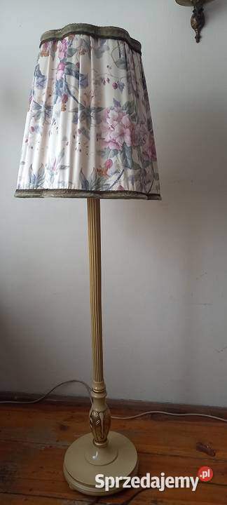 Elegancka drewniana lampa podłogowa z abażurem Skierniewice