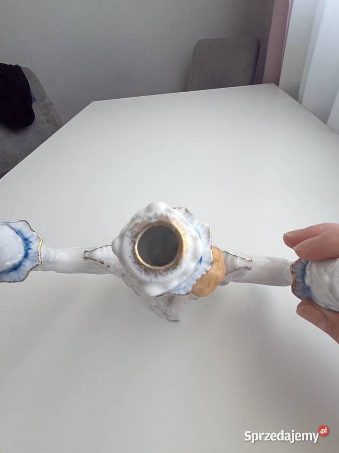 Porcelanowy świecznik z figurą