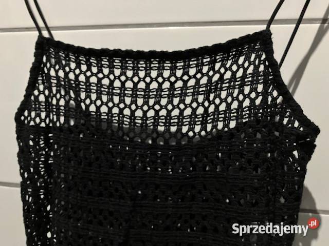 czarna sukienka o wyglądzie szydełkowej robótki