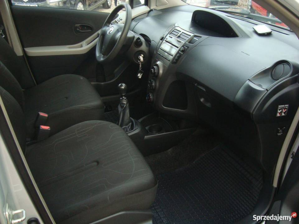 Toyota Yaris srebrny 1000cm3