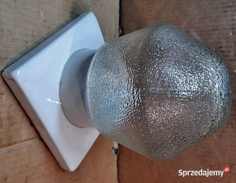 Lampa z oprawą porcelanową naścienna E 27 z lat Ostrów Wielkopolski sprzedam