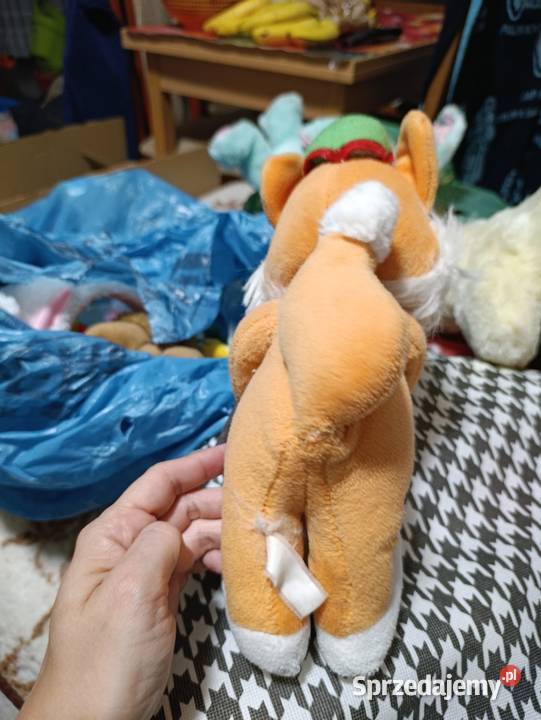 Pluszak przedstawia Ferdi Fuchsa maskotkę