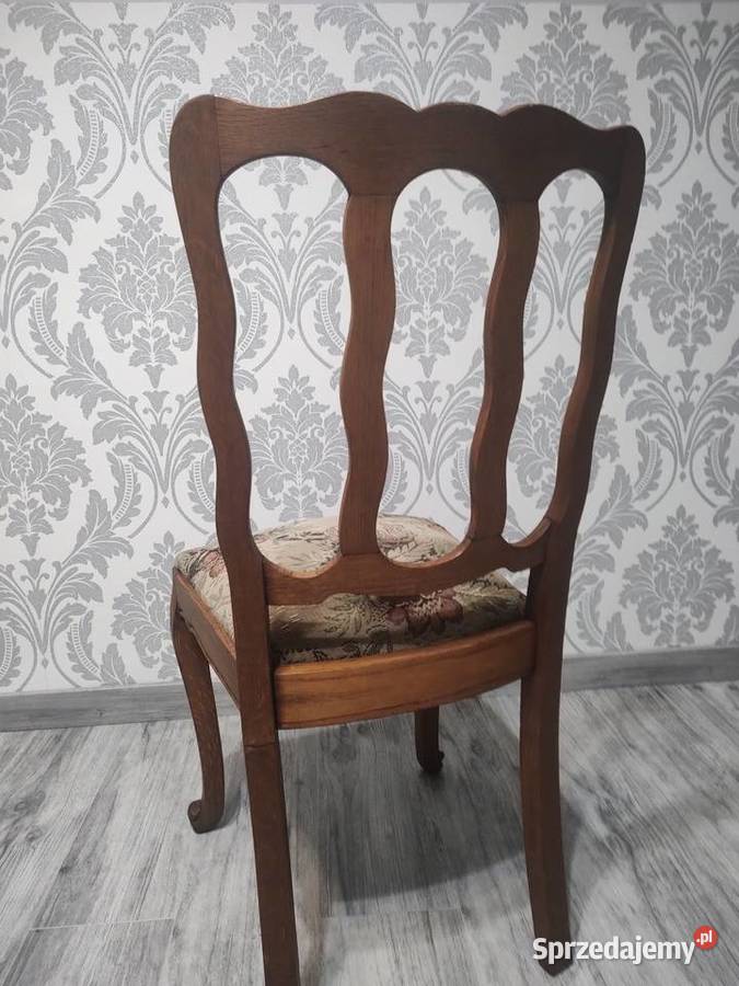 Stare żyrandol krzesła kufer