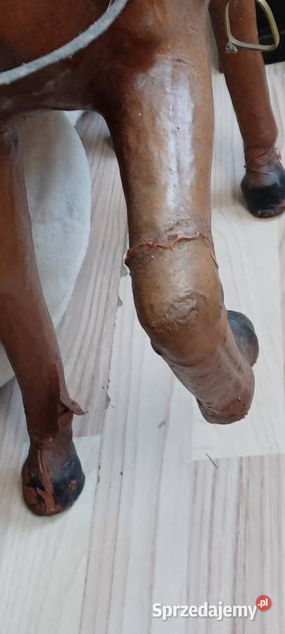 KOŃ ZE SKÓRY CIĘŻKI DAWNE CZASY PRLU JEDNA NOGA brązowy