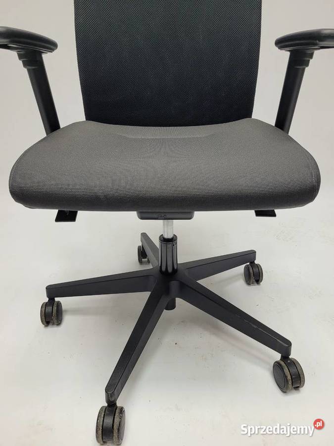 Fotel biurowy Nowy Styl Intrata z zagłówkiem Poznań