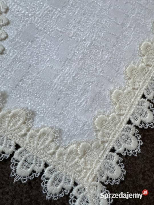 bieżnik z koronkami rękodzieło do kolekcji