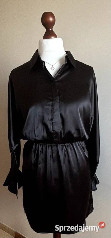 sukienka czarna z gumką i falbaną guziczki Bez wzoru sprzedam