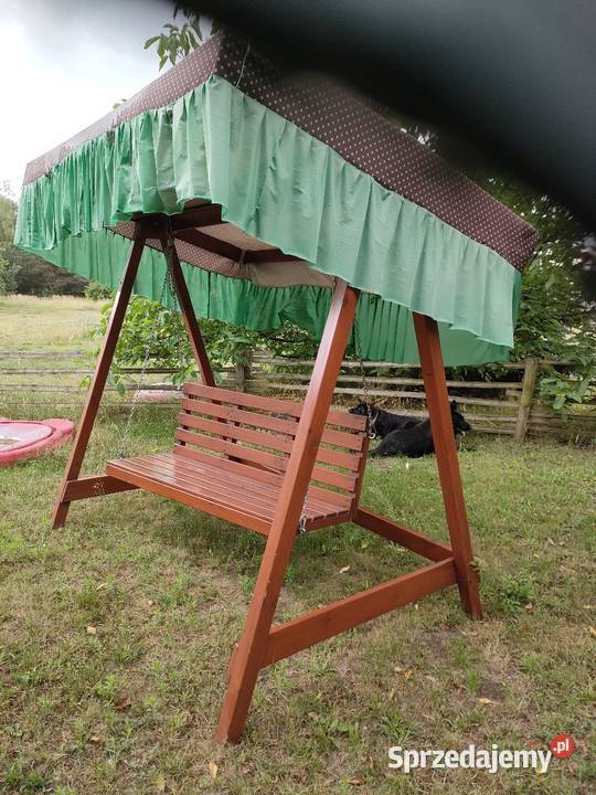Duża drewniana huśtawka ogrodowa
