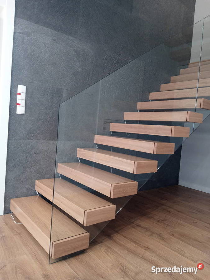 Schody półkowe z balustradami szklanymi Tokarnia