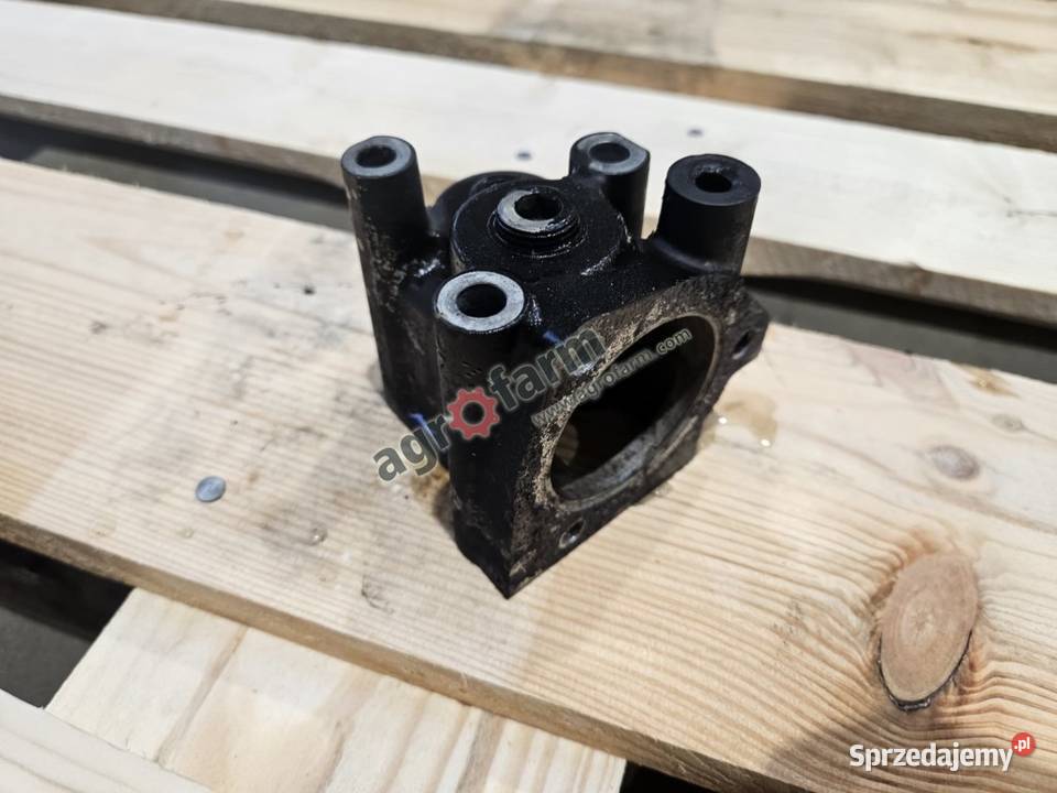 Obudowa termostatu Kubota M7040 M7060 M6060 Układ kierowniczy i oś przednia Byków