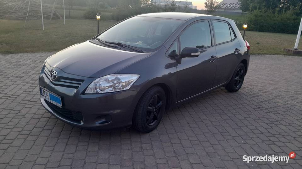 Toyota auris srebrny
