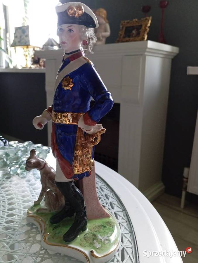 Porcelanowa figurka sygnowana
