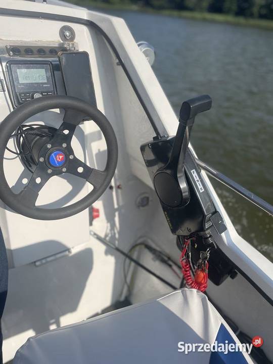 Łódź motorowa kabinowa z silnikiem sprzedam