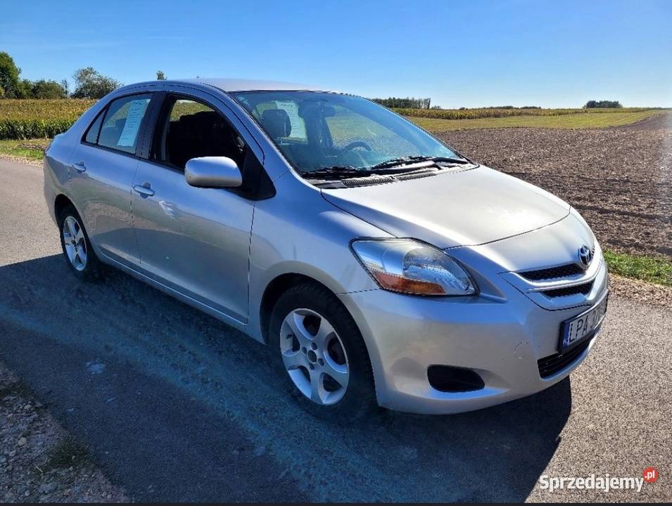 Toyota Yaris 2 sedan 15 benzyna automat