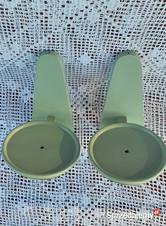 Świeżo odnowione kwietniki świeczniki drewniane