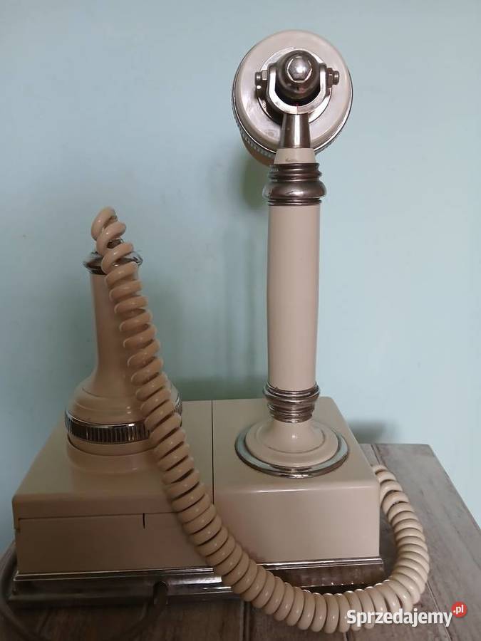 Polski telefon stacjonarny z czasów PRL u Kraków