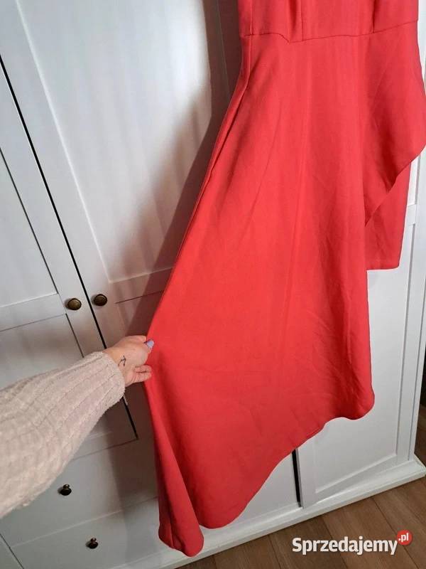 Czerwona sukienka asymetryczna z odkrytymi Trąbki Wielkie