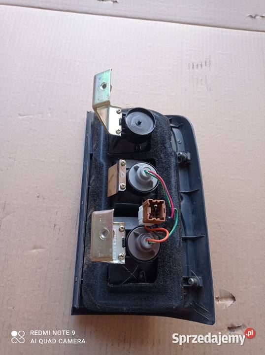 Lampa tylna nissan patrol y61 lewaprawa Rok produkcji 2003 Karoseria