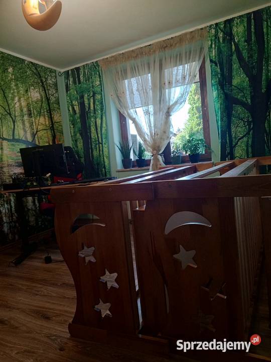 łóżko ze stelażem, materacem - gratis żyrandol, dywan, kanapa i pluszaki)