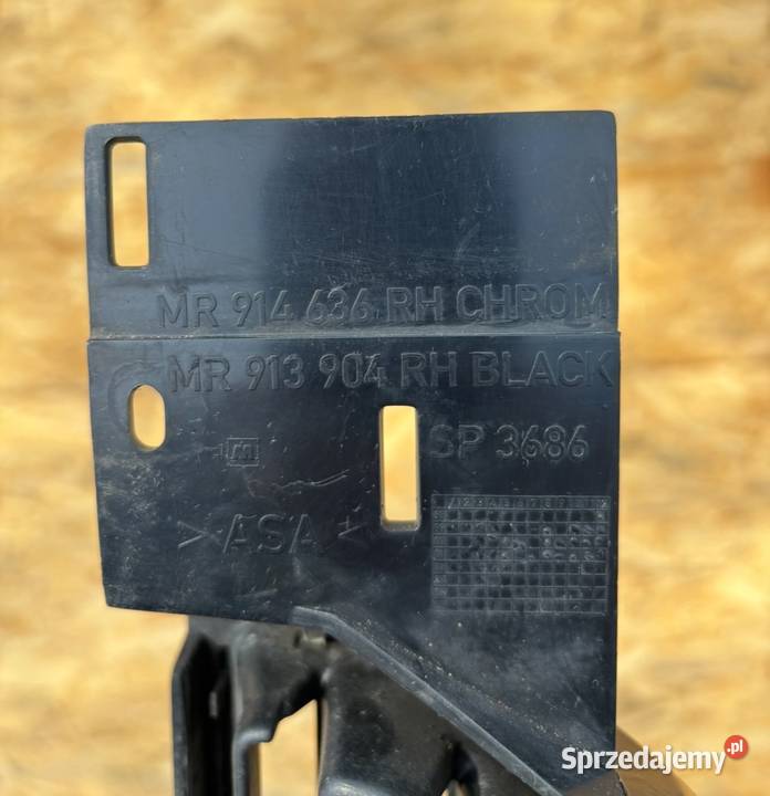 GRILL ATRAPA NERKA LEWA i PRAWA MITSUBISHI Części samochodowe Międzychód