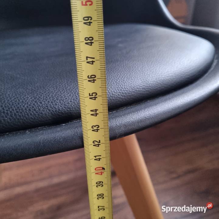 dwa krzesła skandynawskie czarne tapicerowane Brzeg