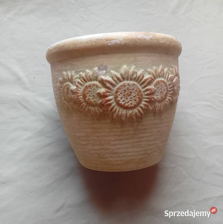 Ceramiczna doniczka z reliefem w formie Koźminek