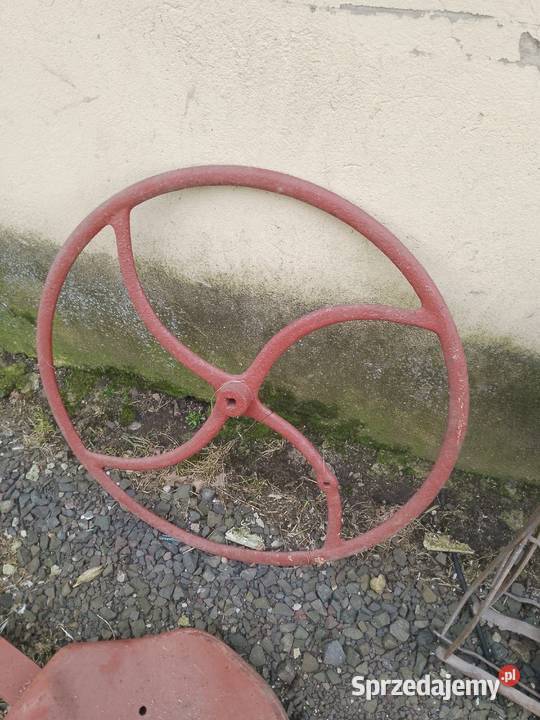 Stare koło i siedzenie grabarka