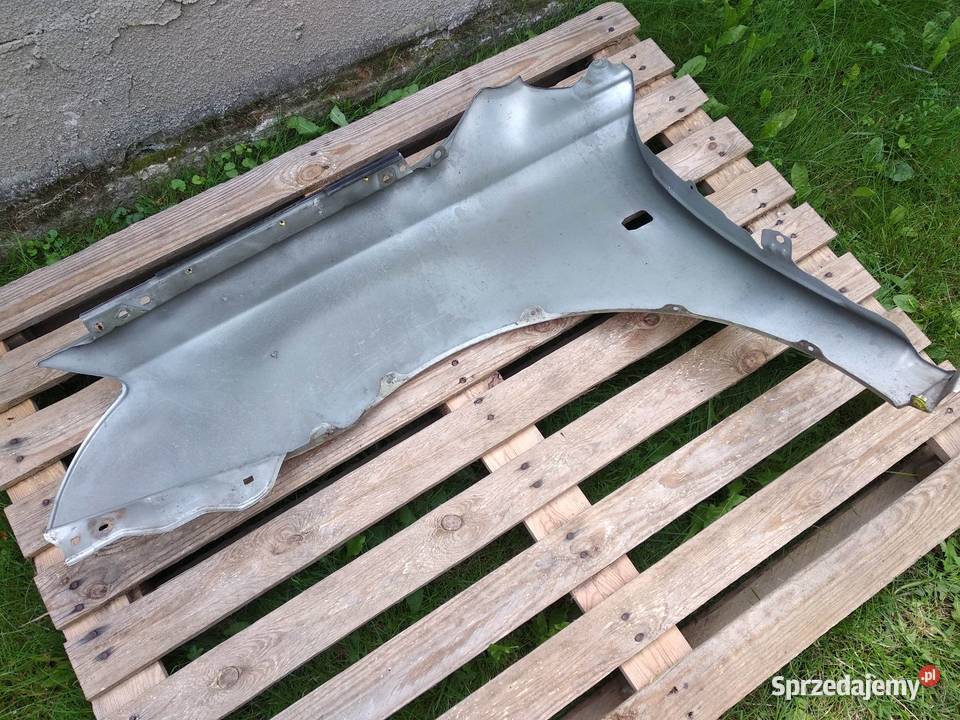 Toyota Avensis T25 przedlift błotnik prawy Sieradz