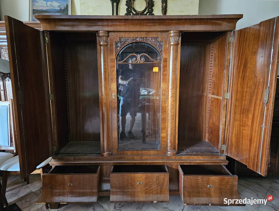 Piękna orzechowa biblioteka z okresu Szczecin