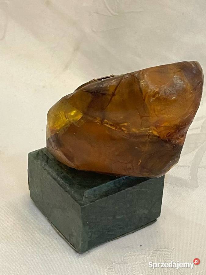 Patriotyczny orzełek grawerowany na bursztynie