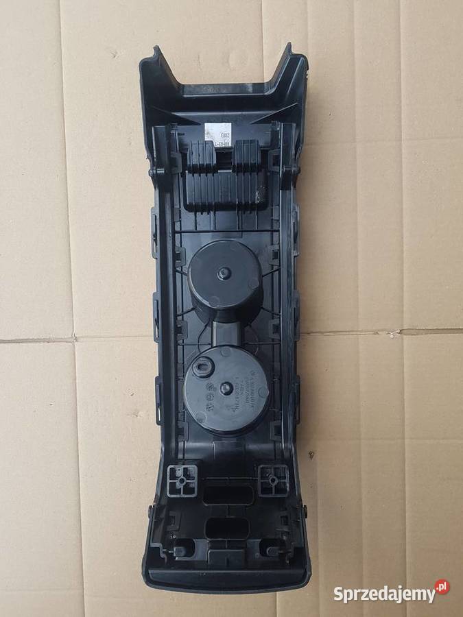 Mercedes E 207 stojak na napoje tył kanapa