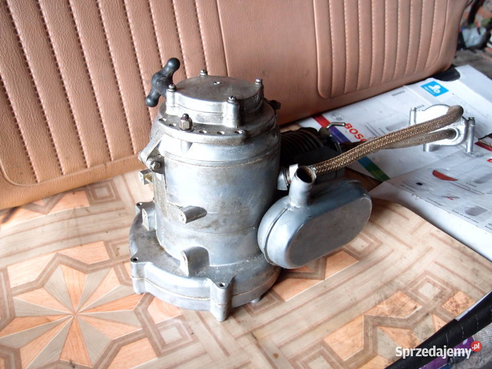 Mały radziecki silnik spalinowy Produkcja PRL