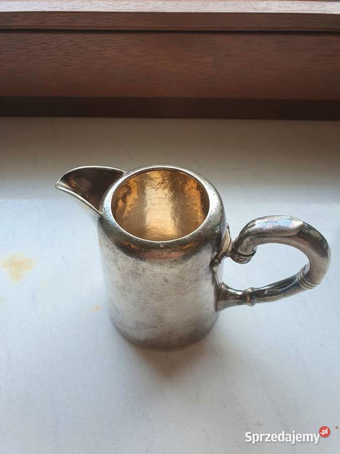Stary ozdobny dzbanek z uchwytem z metalu w lubelskie