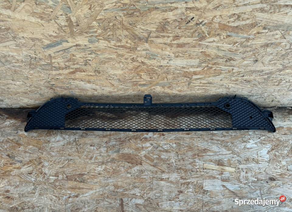 Środkowa kratka zderzaka przód cla w117 1317 sprzedam