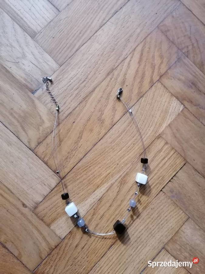 Łańcuszek z białych i czarnych kostek Naszyjniki warmińsko-mazurskie Elbląg sprzedam