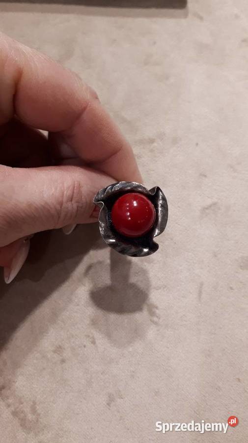 pierścionek srebrny z koralową kulką Skaryszew