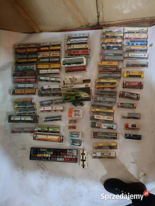 Miniatury aut ciężarowych i osobowych firmy Warszawa