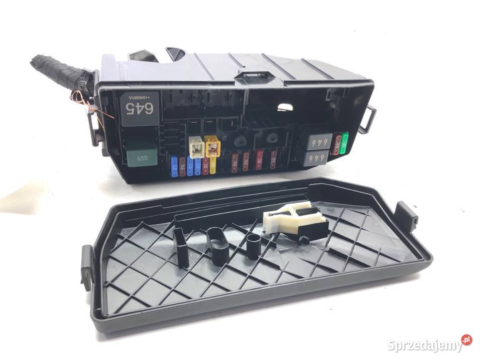 SKRZYNKA BEZPIECZNIKÓW SKODA KAMIQ Crossover 10