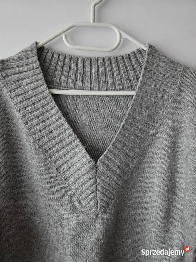 Szary sweter oversize dekolt w serek L Rychtal