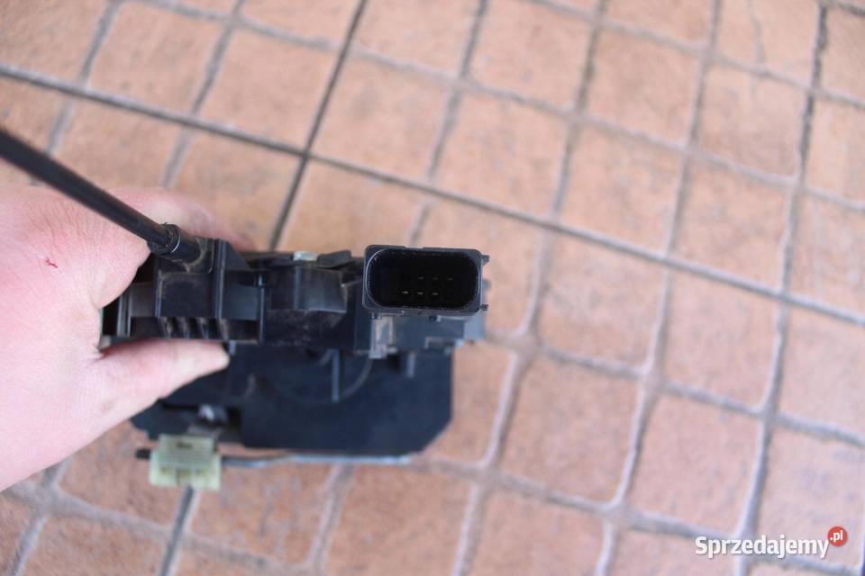 ZAMEK DRZWI LEWY TYŁ 6 PIN OPEL CORSA D 13258265 osobowe Części samochodowe