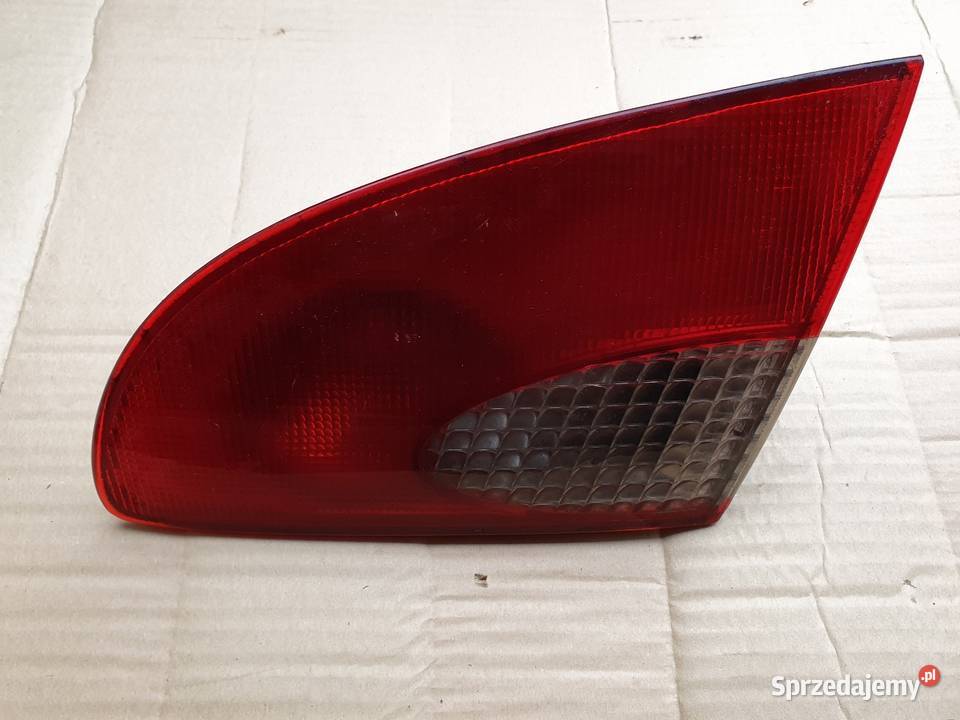 Lampa prawa klapy tył toyota avensis t22 kombi