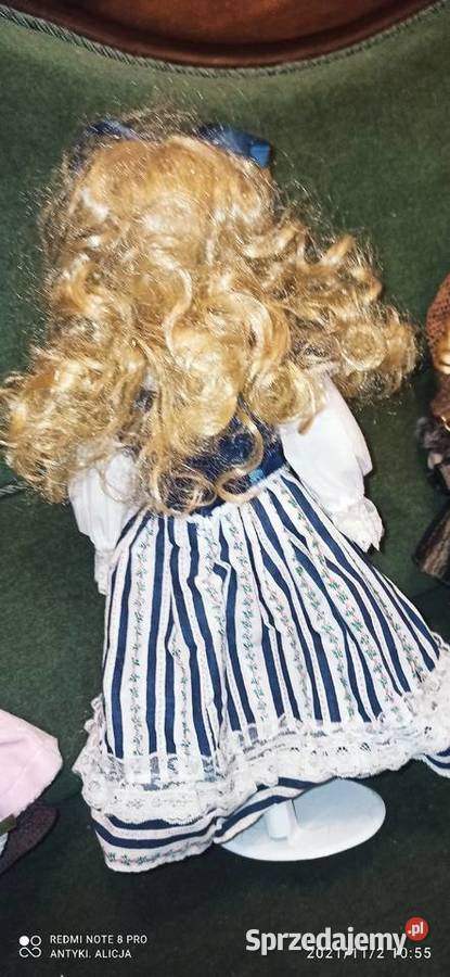Lalka z kokardą we włosach i krzyżykiemLalka pomorskie Gdańsk