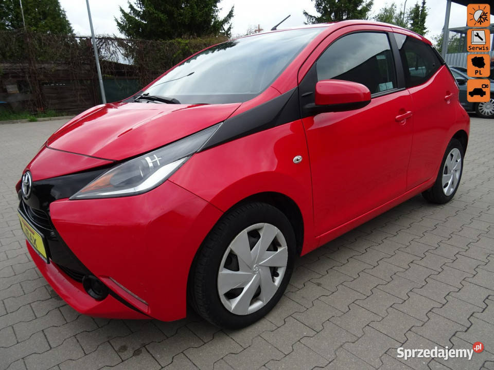 Toyota Aygo 10 VVI XPLAY Samochód w super stanie czerwony Łódź