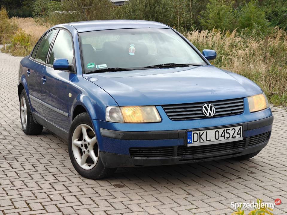 Volkswagen Passat B5 16 1998 r niebieski Kłodzko