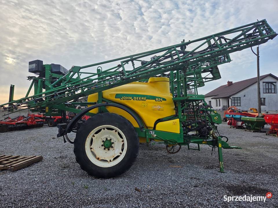 Opryskiwacz John Deere 824 2400 litrów 24 m