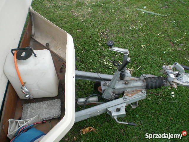 Fajna przyczepa kempingowa z panelem i Strzałki