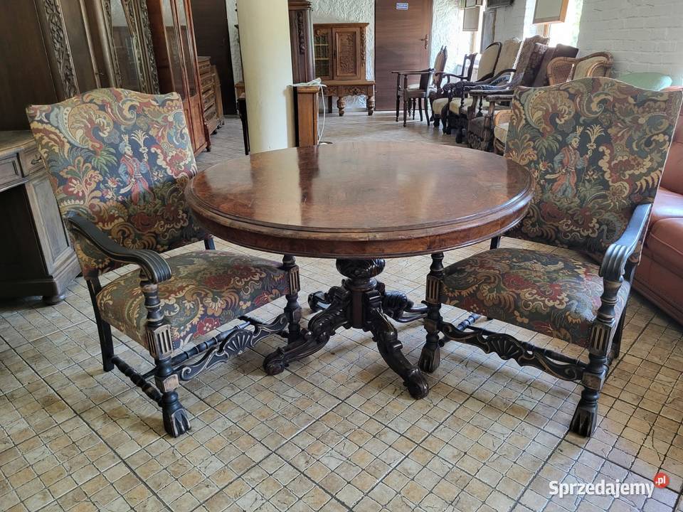 Antyczny stół z dwoma fotelami