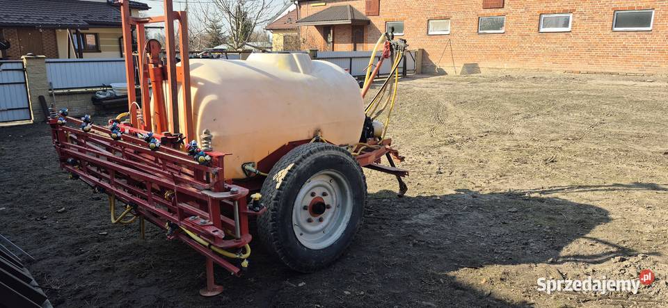 Opryskiwacz ciągany 1000l 12m