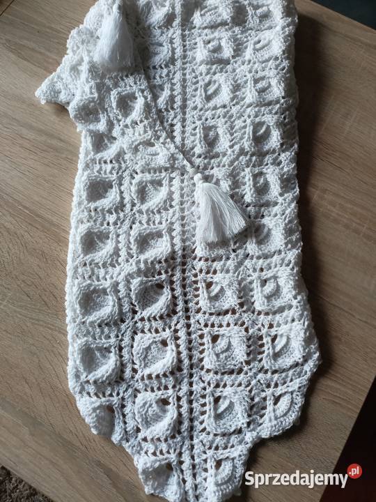 Biała chusta zrobiona szydelkiem